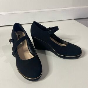 Andiamo Women’s black suede strap wedge hell size 7 pre-owned